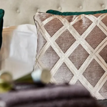 The Stunning Abode - Sleeps 6 *